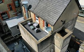 Charming 1-Bed & Balcony Flat In Merthyr Tydfil